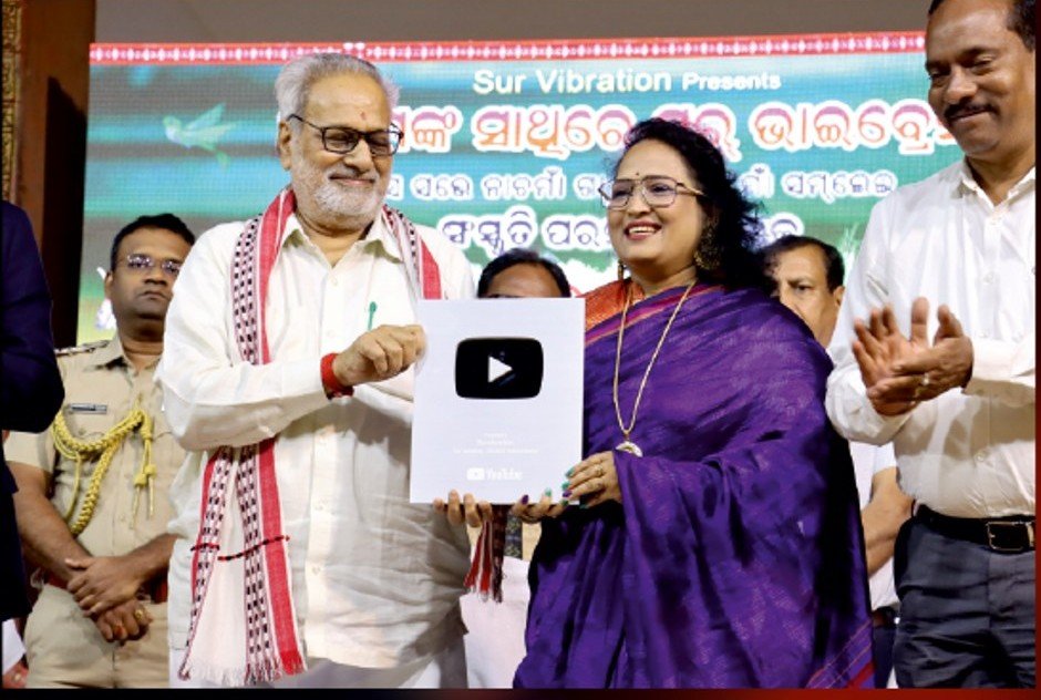 Dr. Jayashree Dhal receiving a YouTube felicitation plaque