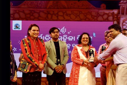 Dr. Jayashree Dhal receiving an award on stage